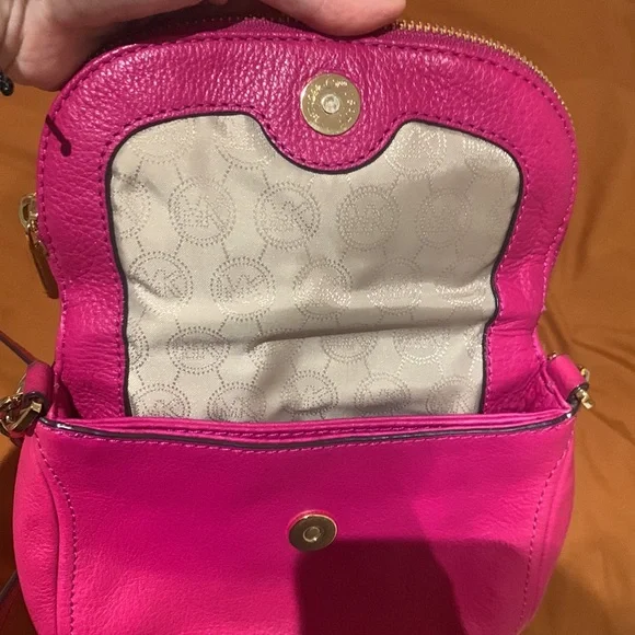 Hot Pink leather Michael Kors purse with gold accents 👛 💕